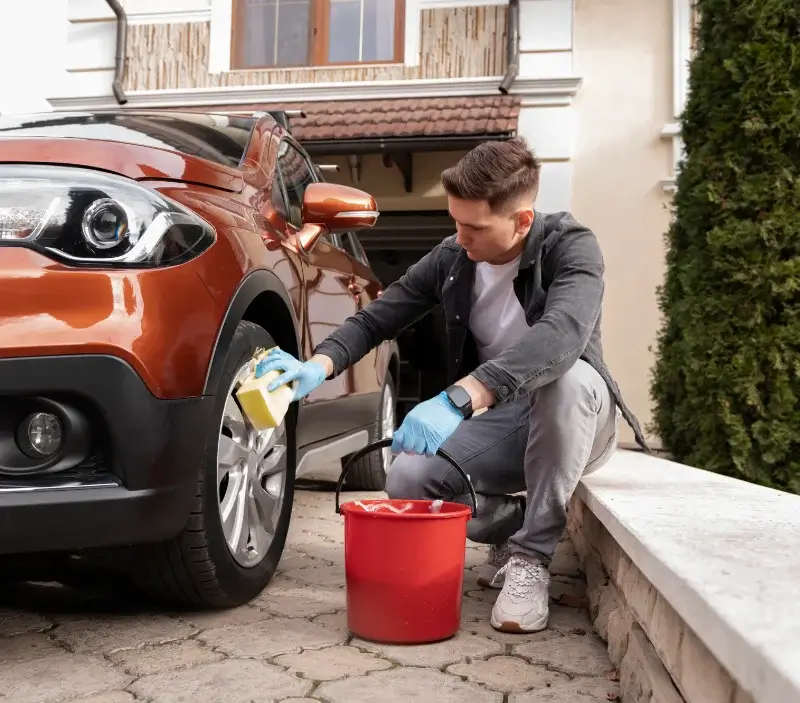 Lavage auto à domicile Lucq-de-Béarn : professionnel intervenant sur un véhicule